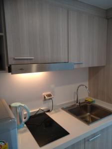 バンサレーにあるSea Saran Condominium for Short-Term Stayのシンクとカウンタートップのあるキッチン