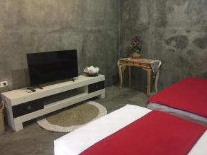TV/Unterhaltungsangebot in der Unterkunft Watukarung Ristu Homestay