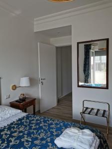 una camera da letto con un letto e uno specchio a parete di B&B Le Torri a Santeramo in Colle