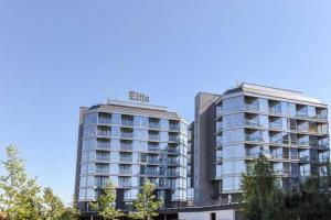 two tall buildings are next to each other at Snieguolės apartamentai in Palanga