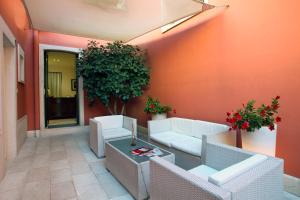 A seating area at Foresteria Pellegrino