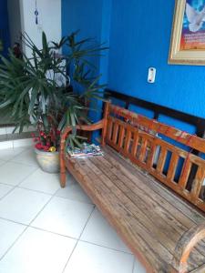 a wooden bench in a room with a plant at Hostel365 in Angra dos Reis
