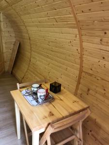 een houten tafel in een kamer met een houten muur bij Joly Saint Sauveur in Villard-Saint-Sauveur