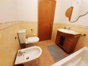 Koupelna v ubytování Apartamento Alfarrobeira Mar + 16 fotografií