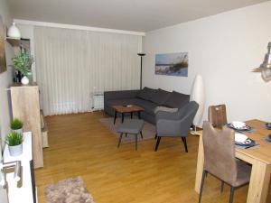 ein Wohnzimmer mit einem Sofa und einem Tisch in der Unterkunft Ferienwohnung Seepferdchen in Timmendorfer Strand