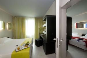 ein Hotelzimmer mit einem Bett und einem Fenster in der Unterkunft San Ranieri Hotel in Pisa