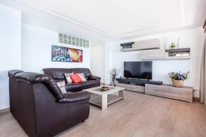 Telewizja i/lub zestaw kina domowego w obiekcie LEVANTE BEACH FRONT OF THE SEA Estacha