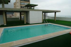 basen na dachu budynku w obiekcie LEVANTE BEACH FRONT OF THE SEA Estacha w mieście Benidorm