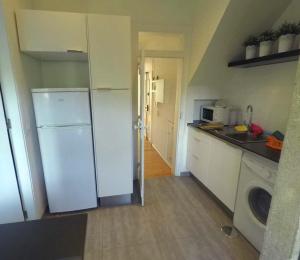 una cucina con frigorifero bianco e lavatrice di Tram House @ Lx Factory! a Lisbona