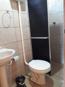 ein Bad mit einem WC und einem Waschbecken in der Unterkunft Pousada Rio do Ouro in Barra do Ouro
