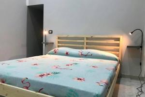 una camera da letto con un letto con fiori rosa di Orefici maison a Napoli