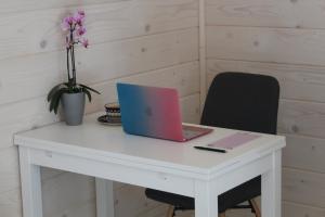 einen weißen Schreibtisch mit einem Laptop darüber in der Unterkunft Sunny Corner Holiday Apartment in Rheinböllen