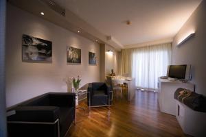 salon z kanapą i stołem w obiekcie Hotel Europa w mieście Latina