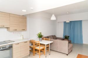 Cucina o angolo cottura di Helios Bay Hotel and Suites