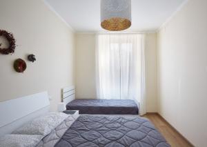 מיטה או מיטות בחדר ב-Beautiful bohemian apartment in center conditioned air