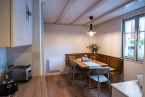 コルマールにあるLe cocon de Julesの部屋にテーブルと椅子のあるキッチン