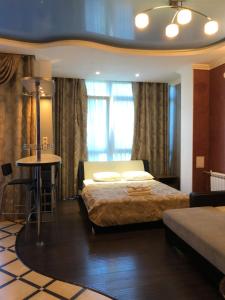 エストサドクにあるАльпийская Горка VIPのベッドルーム(ベッド1台、テーブル付)