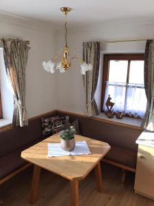 uma sala de jantar com uma mesa e uma janela em Appartement Scherrhof em Kirchberg in Tirol