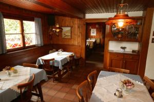 ห้องอาหารหรือที่รับประทานอาหารของ Almgasthof Judenburger Hütte
