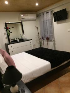 A bed or beds in a room at Alojamento Pelourinho