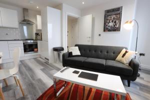 Η κουζίνα ή μικρή κουζίνα στο Birmingham NECAirport Interchange shortstay homebase