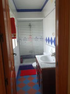 Melegis的住宿－CASA RURAL ZARCO MIRALLES，浴室配有盥洗盆、卫生间和浴缸。