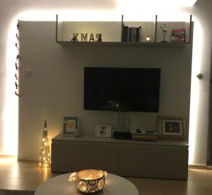 TV a/nebo společenská místnost v ubytování Plovdiv City Center Kapana with garage