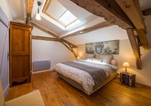 1 dormitorio con 1 cama grande y tragaluz en Château Puygrenier, en Villefranche-de-Longchat