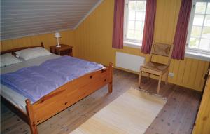 เตียงในห้องที่ Stunning Home In Farsund With House Sea View