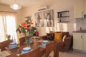 een woonkamer met een tafel en een bank bij Ifestos Kings Resort Appartment in Paphos City
