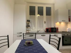 kuchnia ze stołem z niebieską tkaniną w obiekcie Kibilù - Via Magenta 31 Centro Città con Parcheggio w mieście Varese