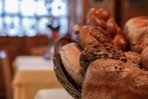 una cesta llena de diferentes tipos de pan en Altavilla Locanda E Tipica Trattoria, en Bianzone