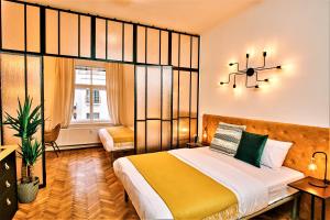Un dormitorio con una cama grande y una ventana en CAMŌ Boutique Apartments, en Praga