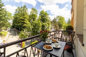 un tavolo con due piatti di cibo su un balcone di Apartamenty Krupówki 4 a Zakopane