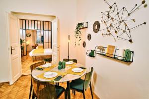 - une salle à manger avec une table et des chaises dans l'établissement CAMŌ Boutique Apartments, à Prague