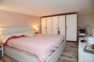 um quarto com uma cama grande e armários brancos em Comfortable, silent and charming Loft by the Navigli em Milão