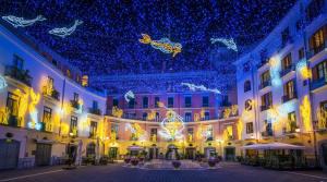 un edificio con luces de Navidad y decoraciones en el techo en Il rifugio del nonnino, en Campagna