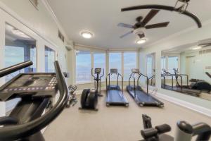 una palestra con diversi tapis roulant e un ventilatore a soffitto di Shores Club 105 - Shores Club Retreat a Daytona Beach Shores