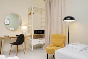 1 dormitorio con escritorio, silla y espejo en Casa Santa Sofia, en Roma