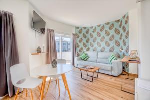 a living room with a couch and a table at Sleepyfig in Sagres