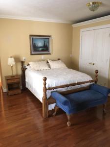 Una cama o camas en una habitación de Downtown abode in the heart of the Bourbon Trail