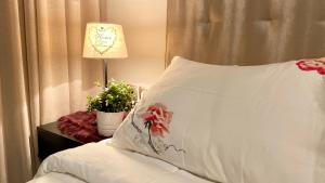 Postel nebo postele na pokoji v ubytování Best in Town - Central -Comfortable-in Racine