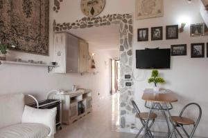 salon z kanapą i stołem w obiekcie Villa Kima Turchese Andrea w mieście Olbia