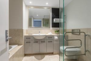 Uma casa de banho em Avani Metropolis Auckland Residences