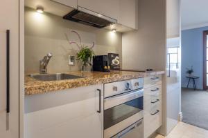 A cozinha ou kitchenette de Avani Metropolis Auckland Residences