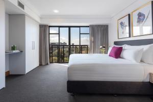 Uma cama ou camas num quarto em Avani Metropolis Auckland Residences