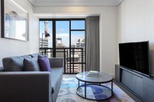 Uma televisão e/ou sistema de entretenimento em Avani Metropolis Auckland Residences