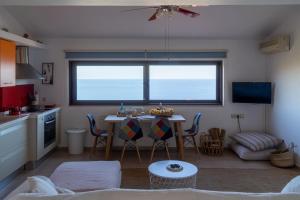 Kuchnia lub aneks kuchenny w obiekcie Modern Villas with gardens and stunning views