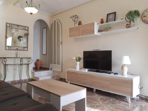 Televízia a/alebo spoločenská miestnosť v ubytovaní La Zenia Holiday Home + 37 fotografií