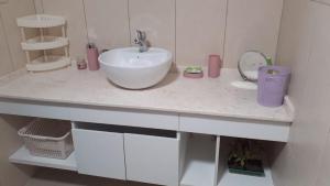 瓜亞基爾的住宿－LUXURY APARTMENT PUERTO SANTA ANA GUAYAQUIL，浴室的柜台设有水槽和镜子
